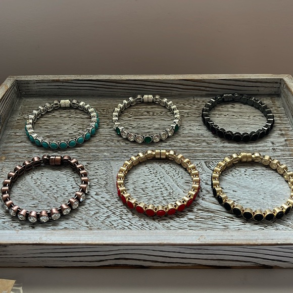 Plunder's signature magnetic bangle 
7.5" Weight: 1.443 oz. - Picture 2 of 8